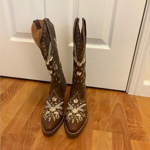 Dingo Brown Western Boots with White Embroidery